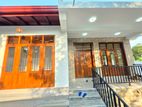 120 කොළඹ පාරට සමීප පහත මහල සම්පූර්න කල අලුත්ම නිවස විකිනීමට