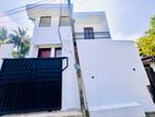4-Bedroom Home with Scenic Rooftop – Easy Access to Thalawathugoda