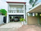 4 Bedrooms Luxury House for Sale in Battaramulla