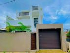 4 Vehicles Parking / 3 Storied Luxury House in Boralasgamuwa