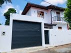 5 Bedrooms / Bricks Walls Brand New Luxury House - Dampe