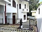 5 Bedrooms House in Battaramulla Rent