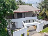 අඩි 20 පාරට මූනලා අගනා දෙමහල් නිවසක්