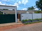 අඩි 20 පාරවල් දෙකකට මුහුනලා වටිනා නිවසක්