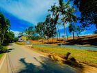 අළුත්ගම 408 බස් පාරට මුහුණලා අගනා බිම්කොටස්