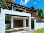 Almost new 4 Bedrooms House for sale in Athurugiriya