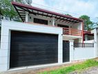 Almost new 4 Bedrooms House for sale in Athurugiriya