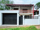 Almost new 4 Bedrooms House for sale in Athurugiriya