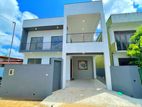 අලුත්ම නවීන පන්නයේ දෙමහල් නිවසක් විකිණීමට පිලියන්දල