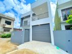 අලුත්ම නවීන පන්නයෙර් දෙමහල් නිවසක් විකිණීමට පිලියන්දල