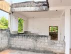 අර්ධ වශයෙන් නිම කළ නිවසක් සමඟ ඉඩම විකිණීමට Kiribathgoda