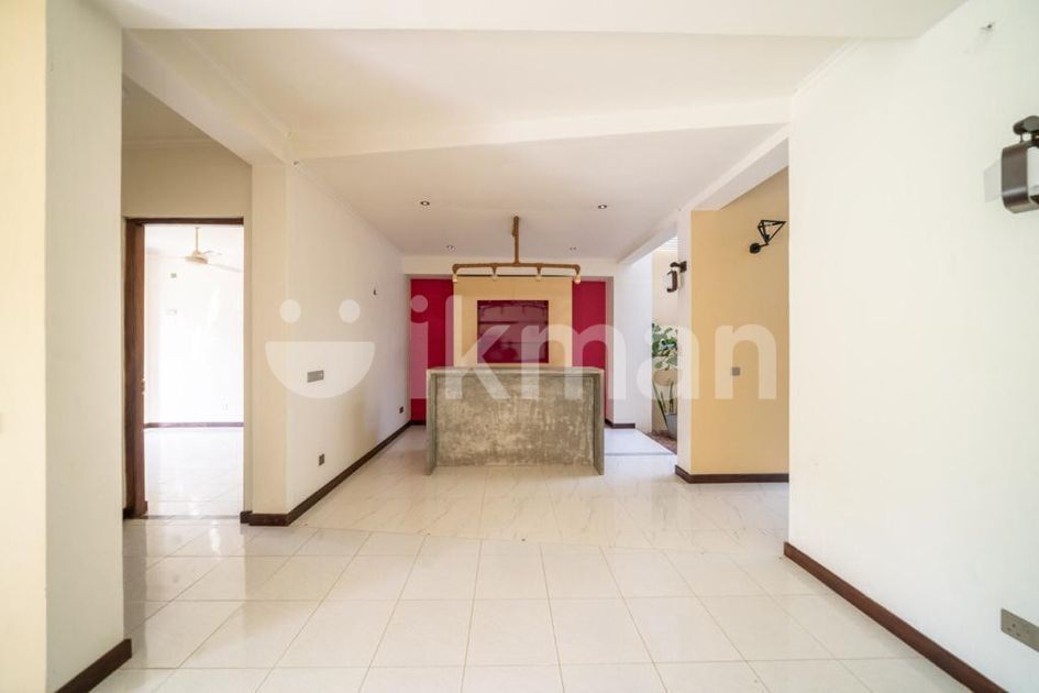 Boralesgamuwa Beautiful Modern 4 Bedroom House for Sale (Large Garden