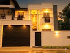 බොරලැස්ගමුව හංදියෙන් කුඹුරකට මායිම් අලුත්ම තෙමහල් නිවසක් විකිනීමට