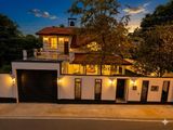Bricks Walls / 14 Perches Luxury 3 Storied House in Gorakapitiya