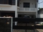 Dehiwala : Five Bedrooms Luxury Upstairs for Rent at Station Road