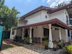 දෙමහල් අංගසම්පූර්ණ නිවසක්.