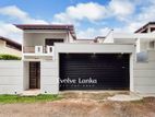 Elegant 4-Bedroom House with Garden in Battaramulla