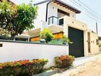 Elegant House For Sale in Thalawathugoda