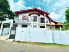 ගඩොල් බිත්තියෙන් තැනූ අලුත්ම දෙමහල් නිවසක් විකිණීමට බටුවන්දර