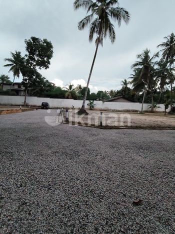 ගම්පහ අධිවේගී පිවිසුමට ඉතා ආසන්නව බිම් කොටස්,
