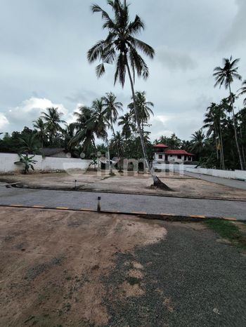 ගම්පහ අධිවේගී පිවිසුමට ඉතා ආසන්නව බිම් කොටස්,