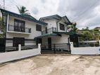 ගම්පහ - බන්ඩාරනයක විද්යාලය ලගින්ම දෙමහල් නිවසක්