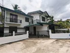 ගම්පහ - බන්ඩාරනයක විද්යාලය ලගින්ම දෙමහල් නිවසක්
