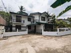 ගම්පහ – බණ්ඩාරනායක විද්යාලය ආසන්නයෙන් වටිනා දෙමහල් නිවසක්