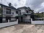 ගම්පහ බණ්ඩාරනායක විද්‍යාලය අසලින් අගනා දෙමහල් නිවසක්