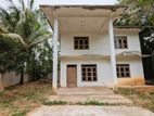 📢 ගම්පහ බස් පාරට ආසන්නයෙන් නිදන කාමර 5ක නිවසක් ලක්ෂ 125