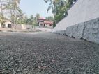 ගම්පහ මිරිස්වත්ත හන්දියෙන්ම නුවර පාරට අතේ දුරින්බිම් කොටස්