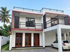 ගම්පහ නගරයට ආසන්නව අලුත්ම තෙමහල් නිවසක් විකිණීමට ඇත