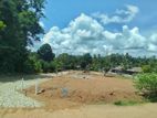 ගම්පහ උඩුගම්පල නගරසීමාවට නුදුරින් වටිනා බිම් කොටස් කිහිපයක්