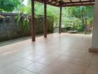 ගනේමුල්ල 223 බස් පාර අසල නිවසක්