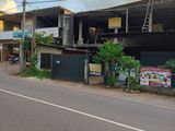 ගනේමුල්ල කඩවත බස් මාර්ගයට මුහුනලා දෙමහල් ගොඩනැගිල්ල කුලියට දීමට ඇත.
