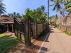 හබරකඩ පාරට පයින් යන දුරින් වටිනා බිම් කොටසක්