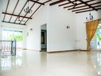 HL38862 - 04 Bedroom House for Sale in Athurugiriya