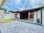 Home with Large Front Garden – Just 2.5km to Athurugiriya