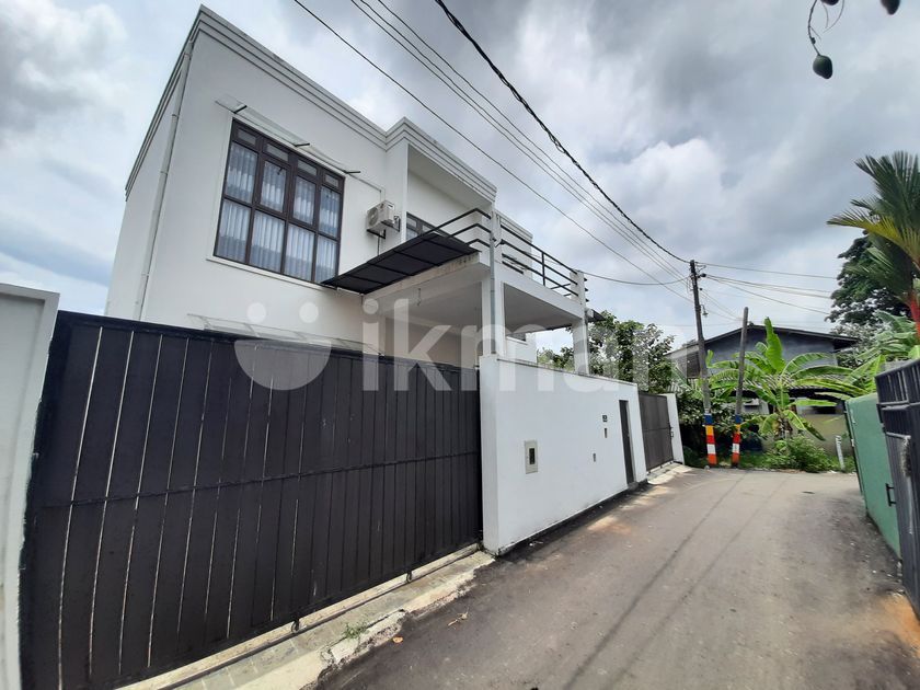 House for Sale in Boralesgamuwa / Two Storey With RoofTop ikman