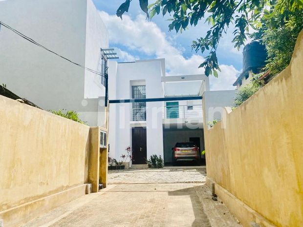 (K114) Spacious Two-Unit House with Annex for Rent in Kelaniya