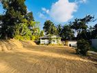කෑගල්ල නගරයේ අගනා ඉඩමක් සමග නිවසක් විකිණීමට