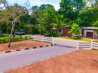කැකනදුර බස් පාරෙන් ඉඩමක්