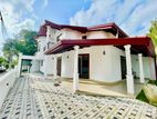 කැස්බෑව බටුවන්දරින් ගඩොල් බිත්තියෙන් තැනූ අලුත්ම දෙමහල් නිවස විකිණීමට