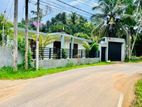 කඩුවෙල - නවගමුවෙන් කාපට් පාරට මුහුණලා නිවසක් විකිණීමට!