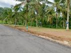 කඩවත 210 බස් පාරට ළගින් බිම් කොටස්