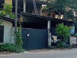 කඩවත ගනේමුල්ල ප්රධාන බස් මාර්ගයට මුහුනලා දෙමහල් ගොඩනැගිල්ලක් කුලියට.