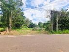 කීනවල බස් පාරට මුහුණලා, දුම්රිය ස්ථානයට ඇවිදින දුරින් බිම් කොටසක්