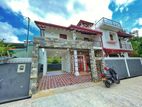 කුඹුරැයායකට මායිම්වූ නවීන මෝස්‍තරයේ අලුත්ම තෙමහල් නිවසක් විකිණීමට