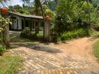 කුරුණෑගල නුවර ප්‍රධාන පාරට 1.8 km පමණ දුරින්, මාවතගම නගරයට ආසන්නව නිවසක්