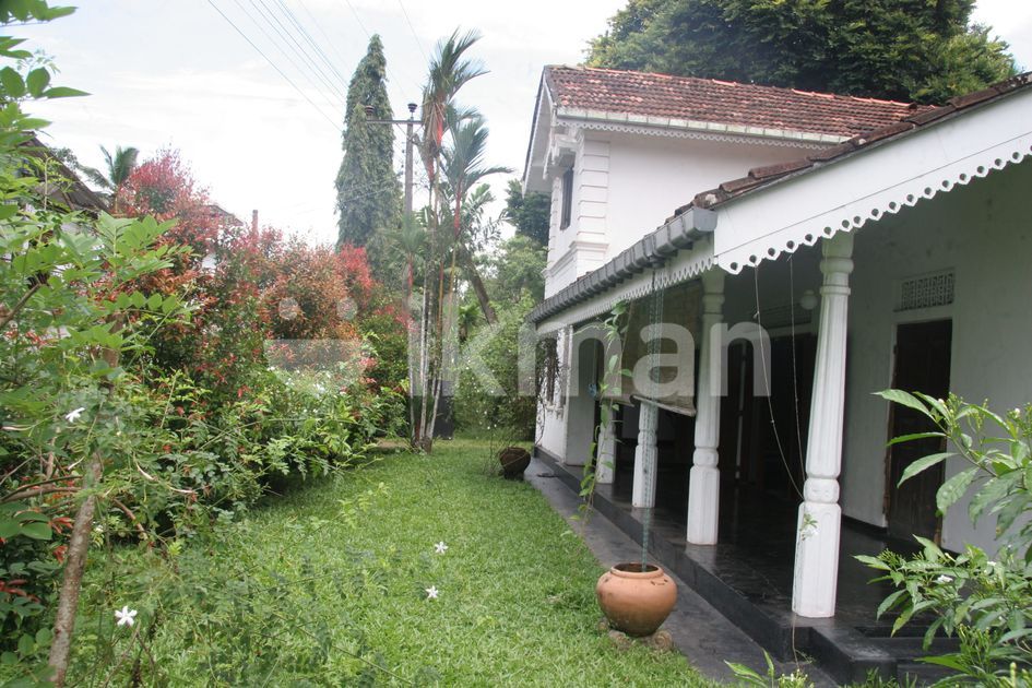 Land with Colonial House for Sale in Colombo 10 ikman